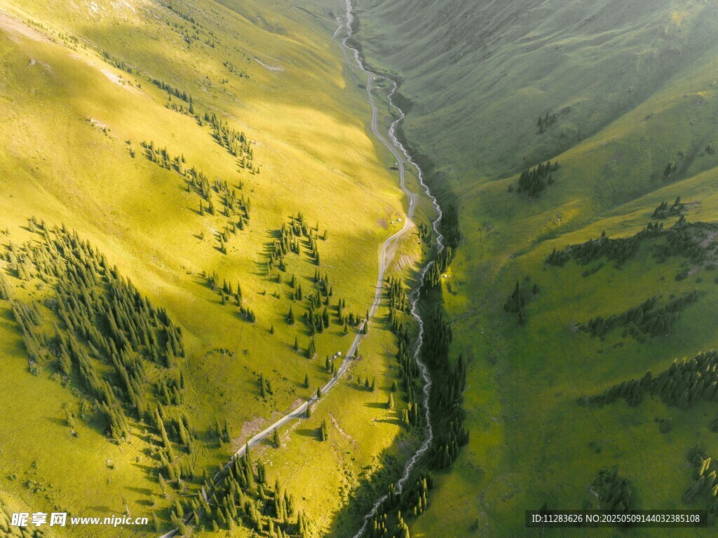 山间蜿蜒公路的美丽景致