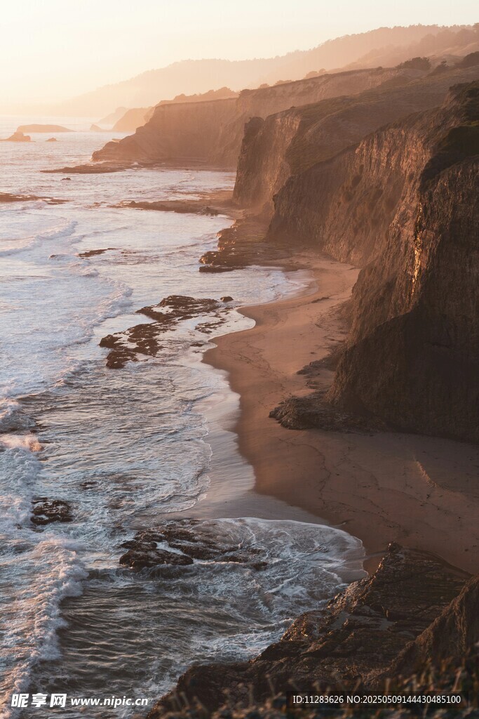 夕阳下的海岸美景