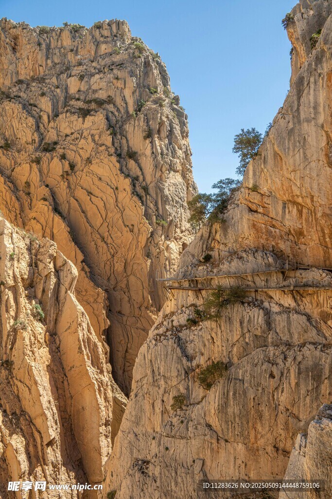 壮丽险峻的岩石山峰景观