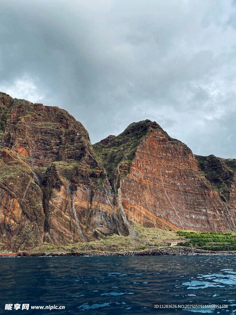 海上壮丽山峦景观