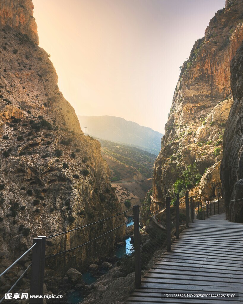山间栈道 漫步自然美景
