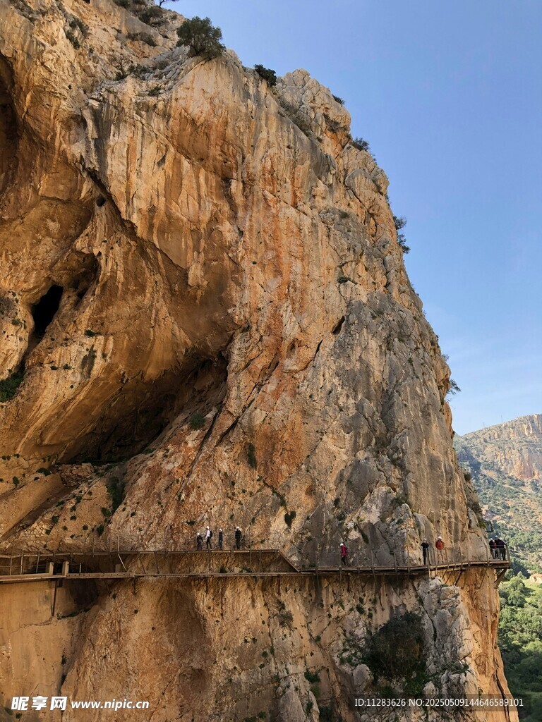 险峻山壁间的狭窄栈道