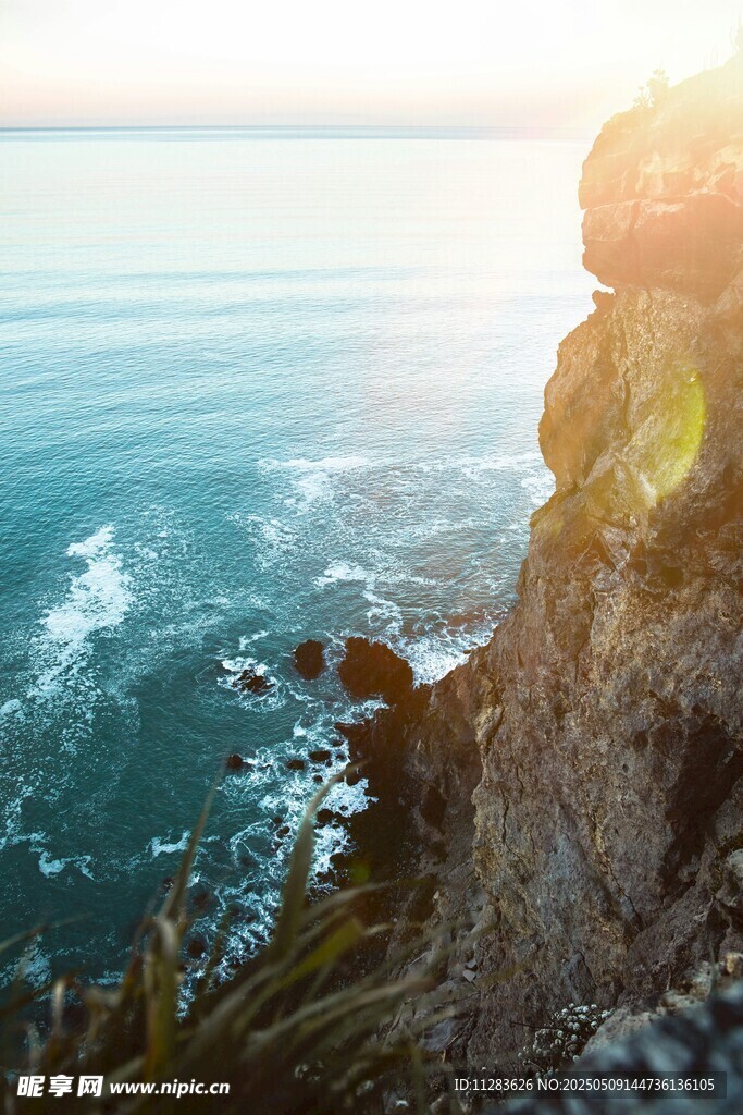 海边悬崖日出壮丽景观