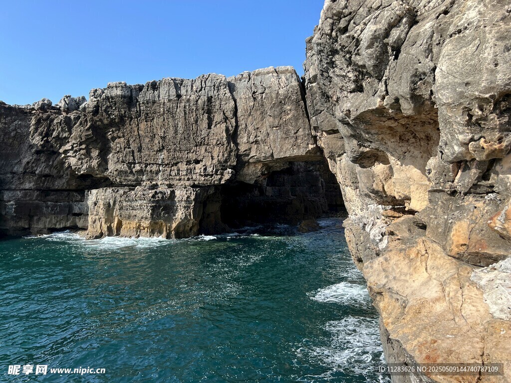 海边岩石与海水景观