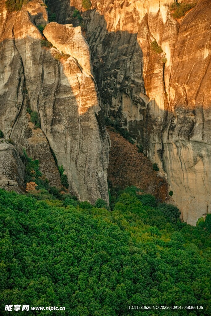 壮丽山景与葱郁植被