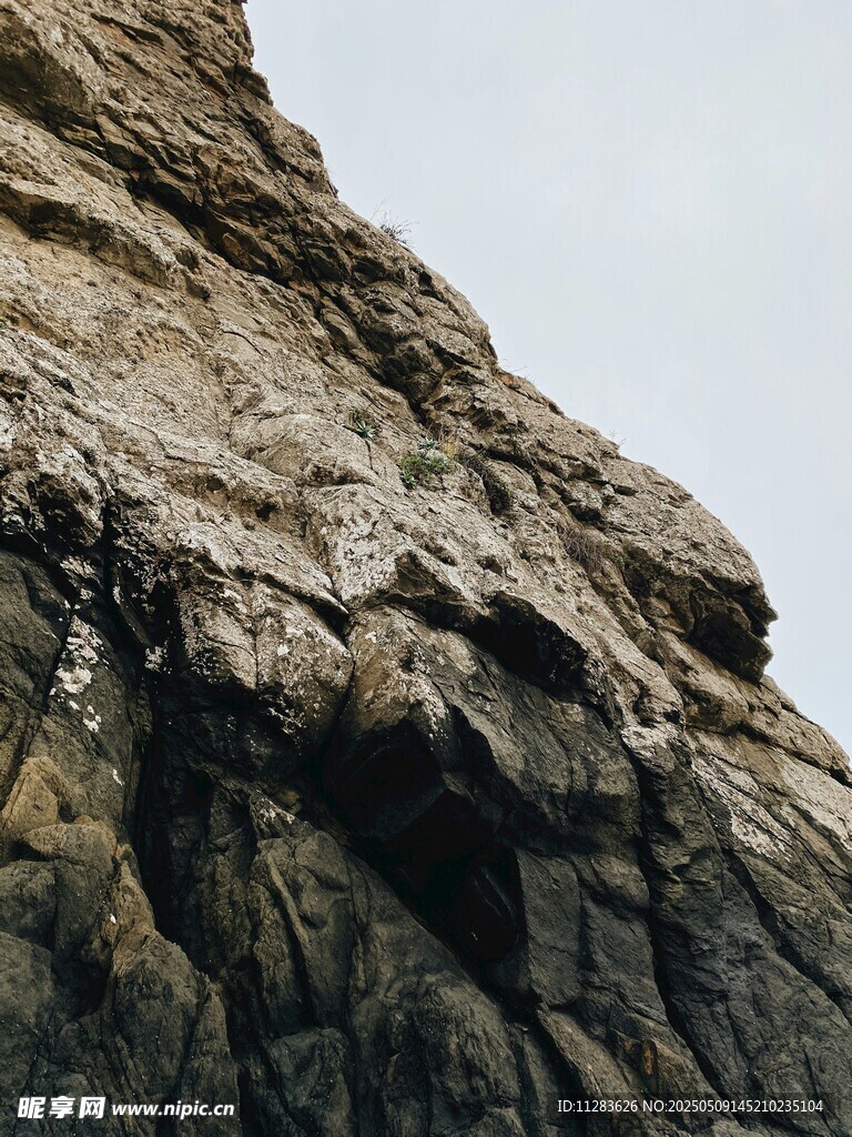 陡峭嶙峋的岩石景观