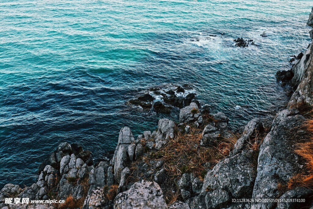 海边嶙峋礁石与碧蓝海水