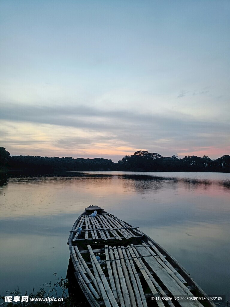 湖畔暮色中的静谧竹筏