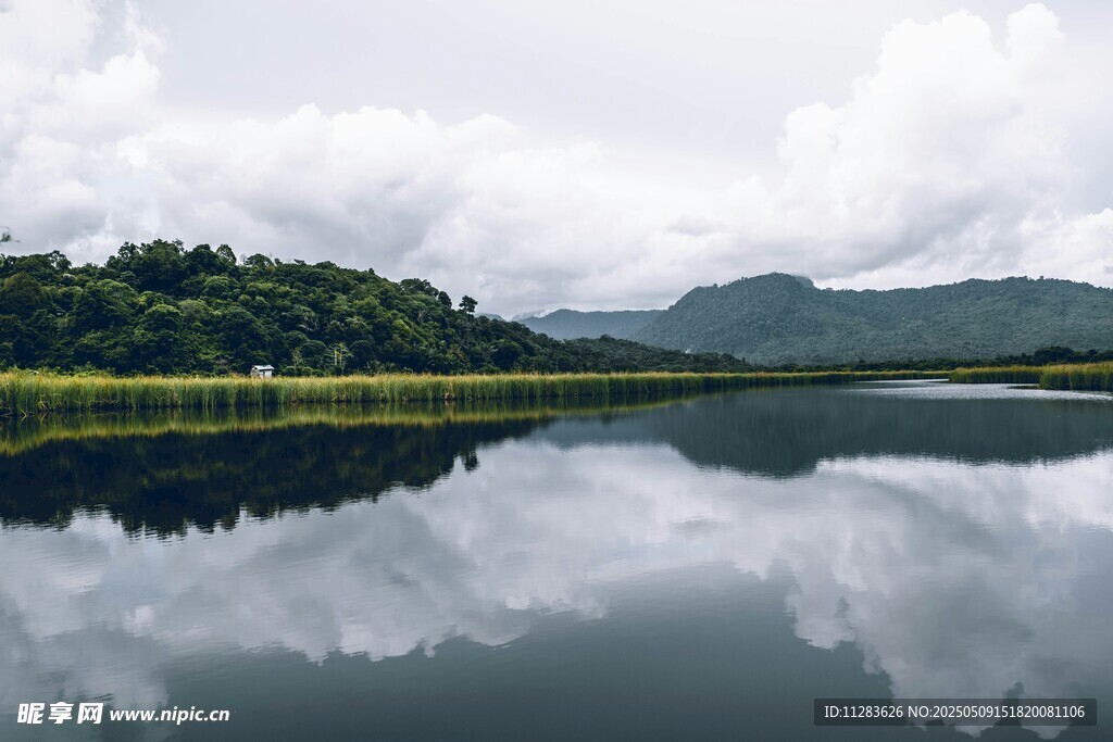 宁静山水湖面倒影美景