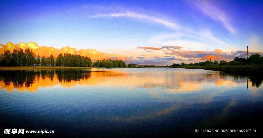 湖畔绝美黄昏风景