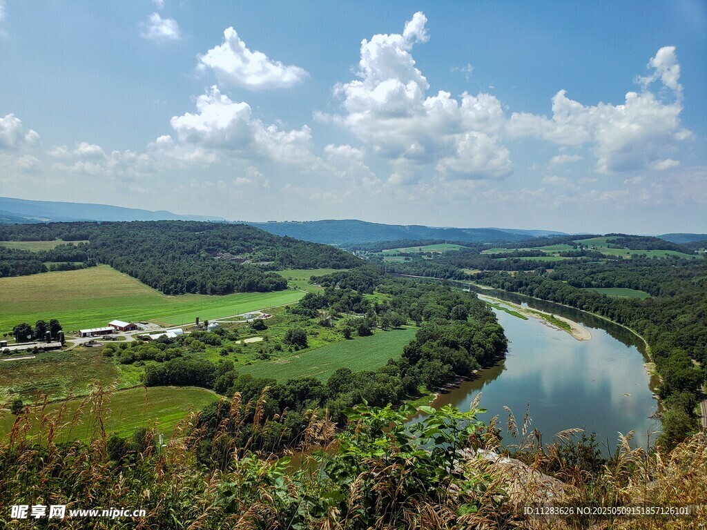 田园河畔风光美景