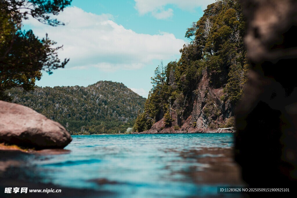 宁静山水间的自然美景