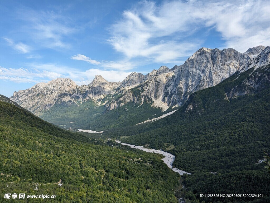 山间河谷壮丽自然景观