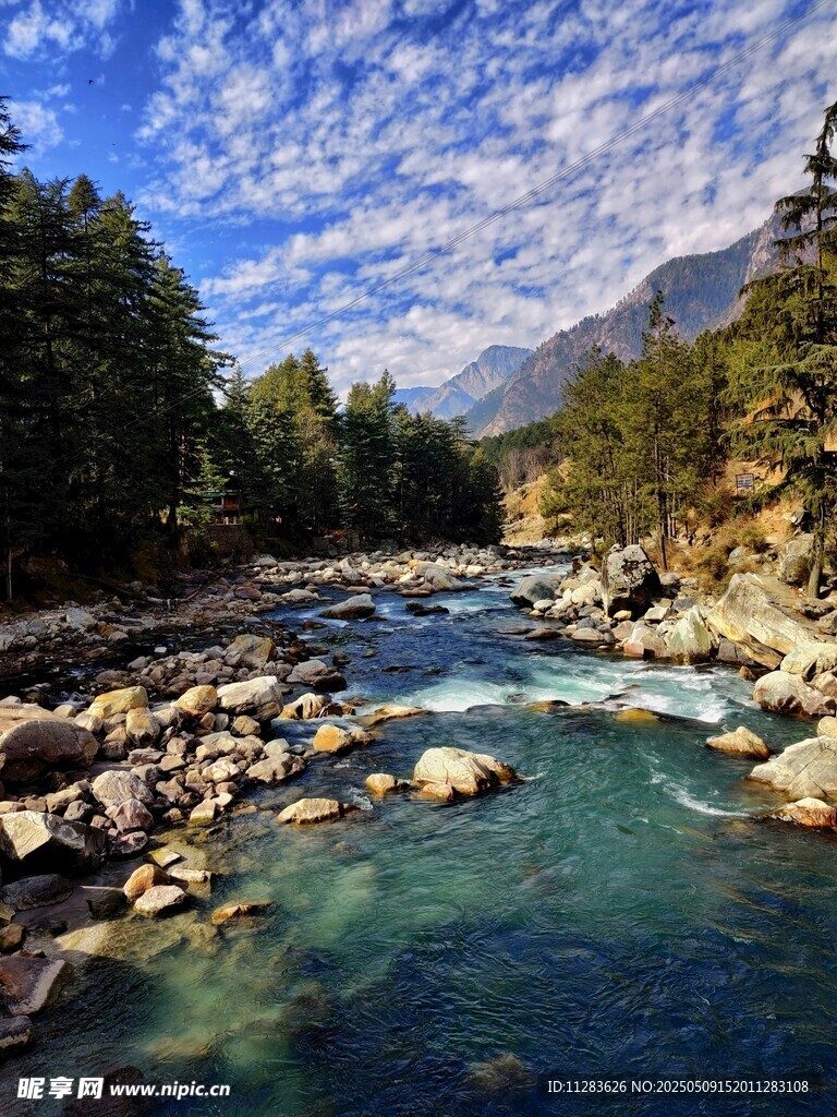 山间清澈溪流美景