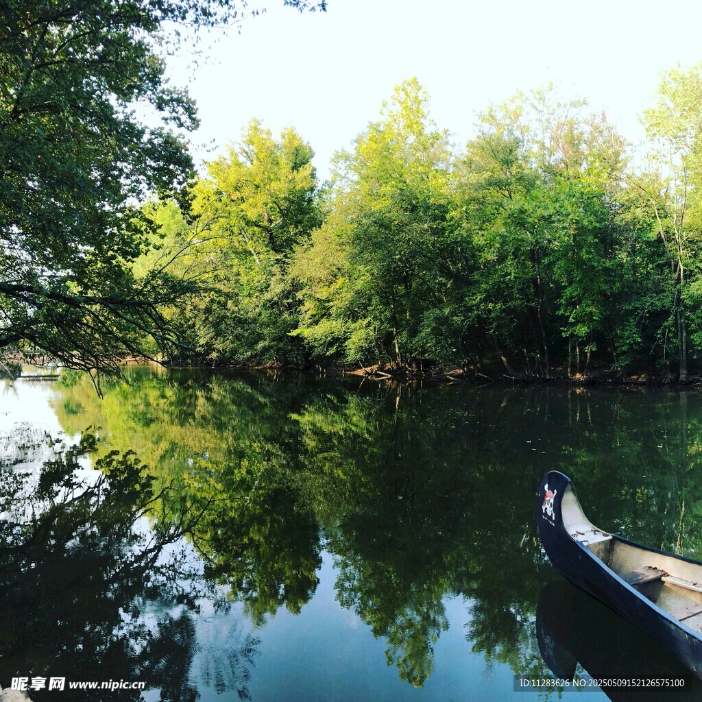宁静湖面的独木舟美景