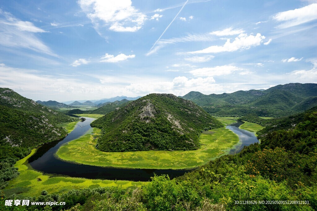 青山绿水间的蜿蜒河流