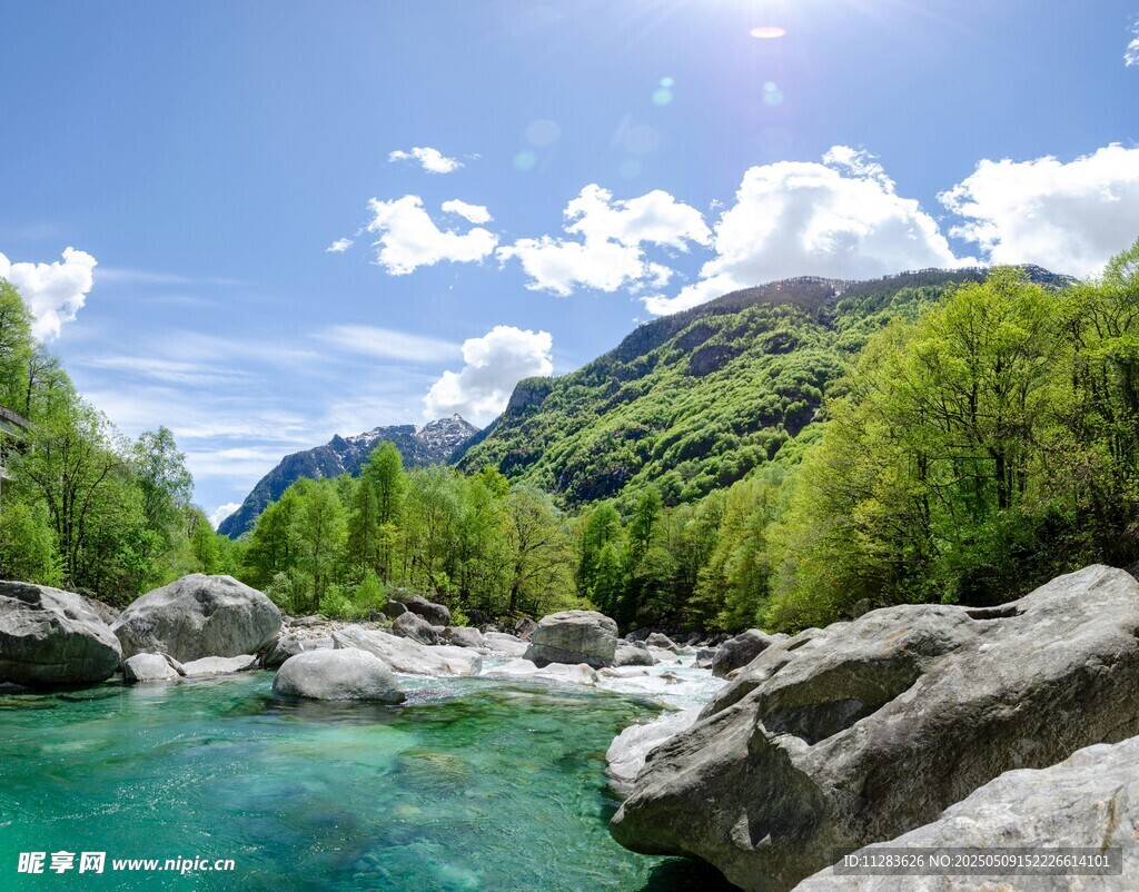 山间碧溪美景