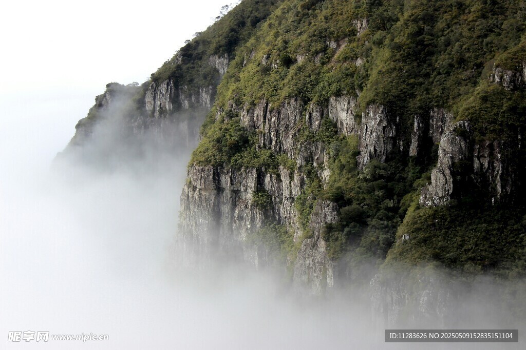 云雾缭绕的陡峭山壁