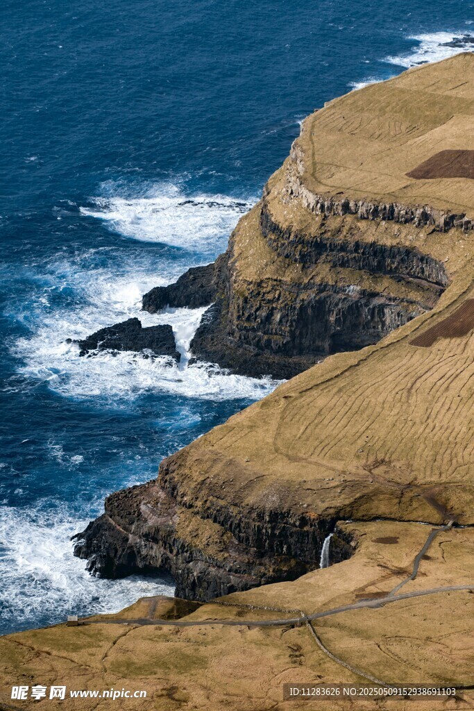 海岸边的嶙峋岩石与海浪