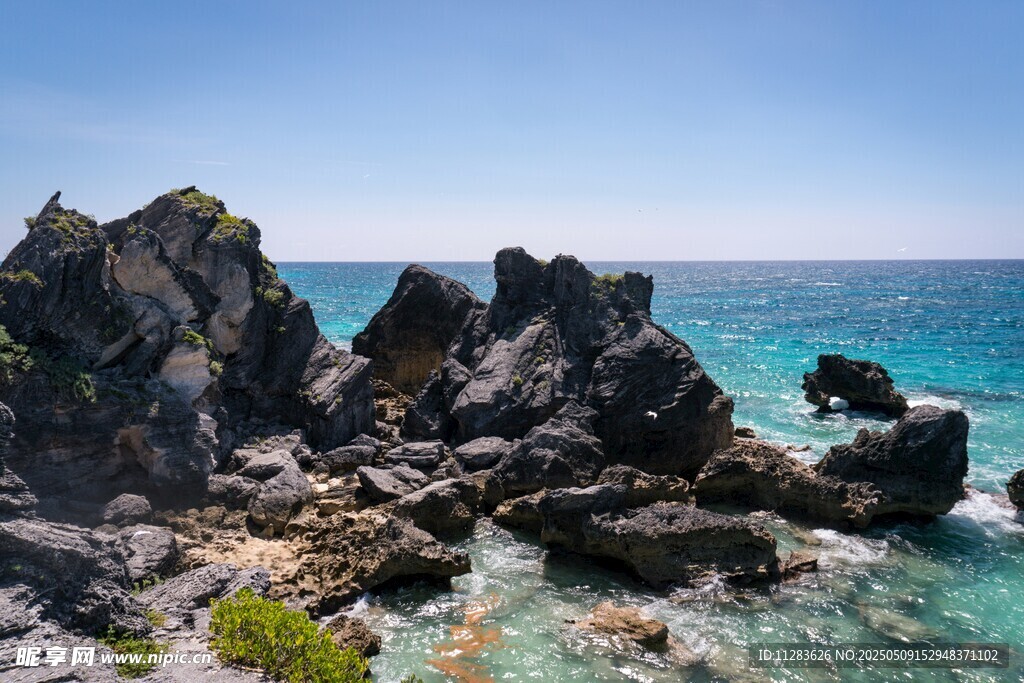海边嶙峋礁石与碧蓝海水