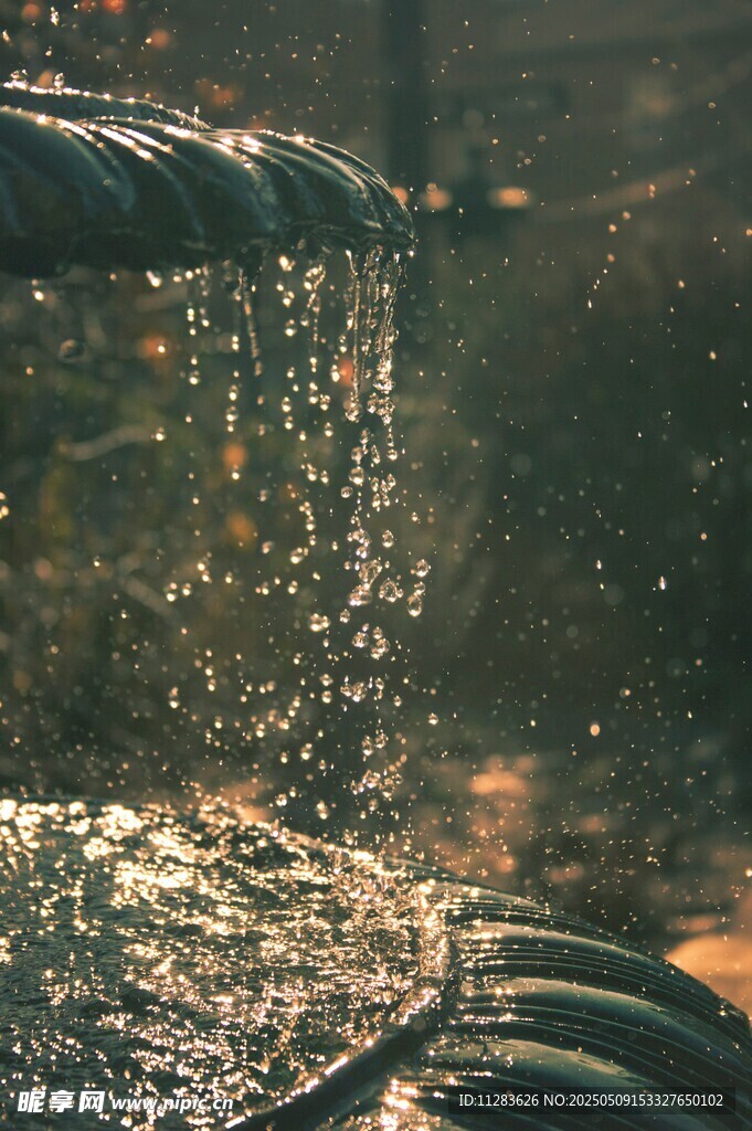 阳光下的水流倾泻景象