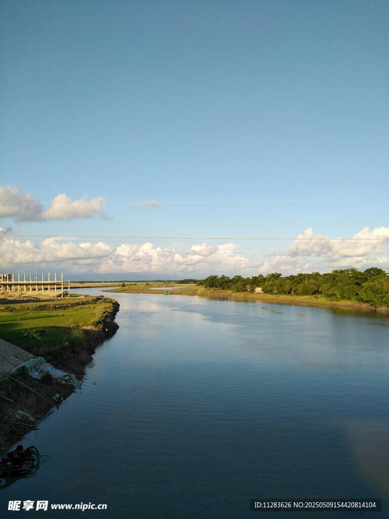 宁静河畔风光