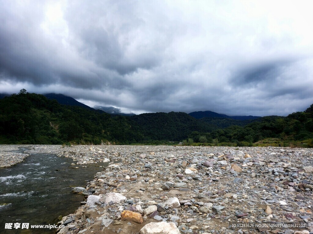 山间河滩 阴云密布之景
