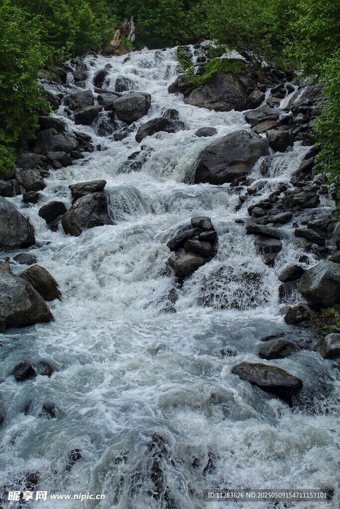 山间湍急溪流