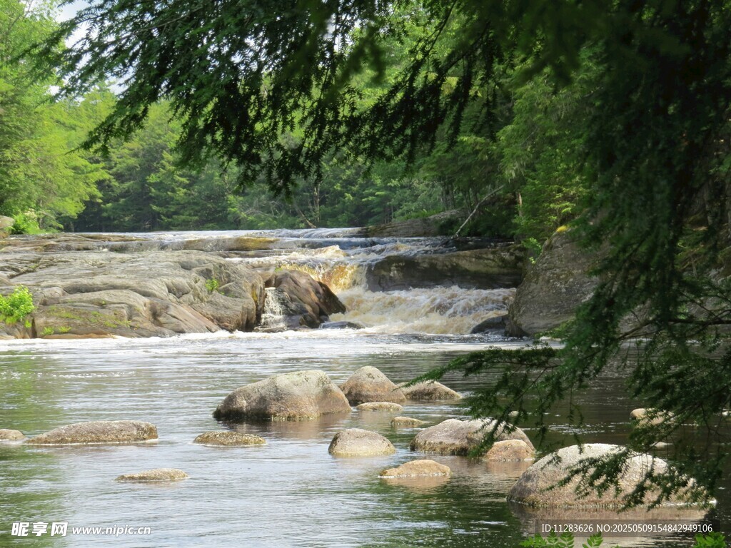 山间溪流潺潺风景如画
