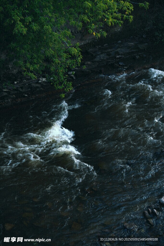 山间湍急溪流