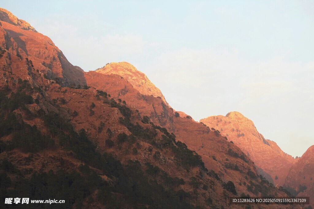 壮丽红岩山峰景观