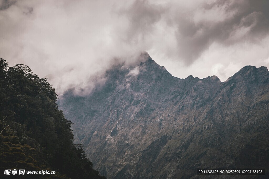 云雾缭绕的巍峨山峰