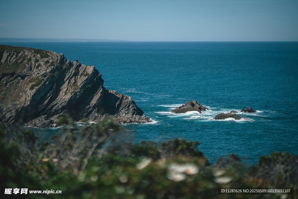 碧海与嶙峋礁石