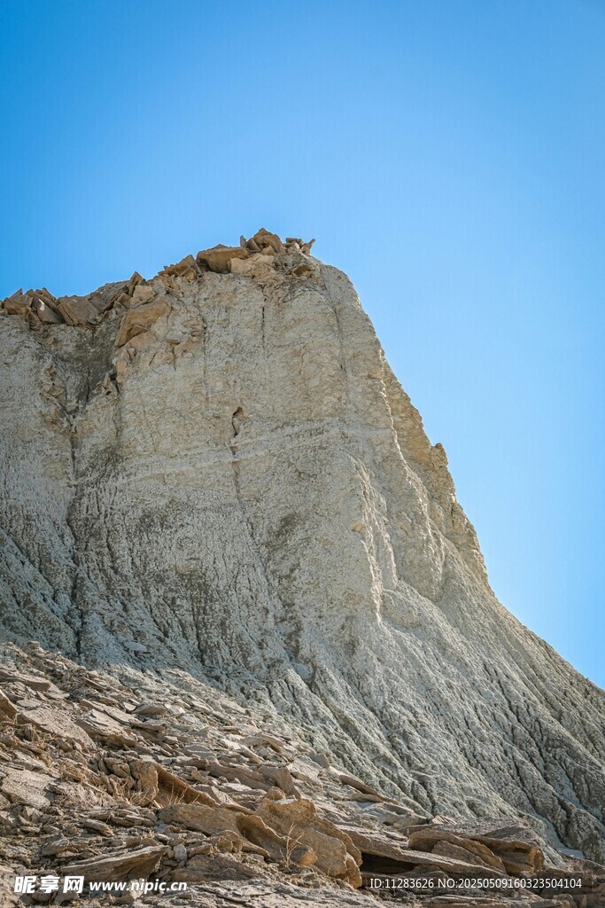 陡峭灰白山崖映蓝天
