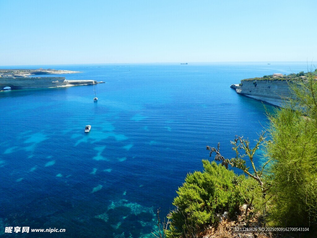 碧海蓝湾中的帆船美景