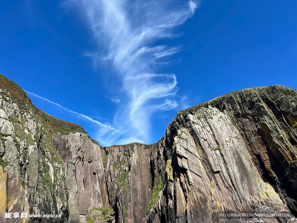 壮丽山景与蓝天流云
