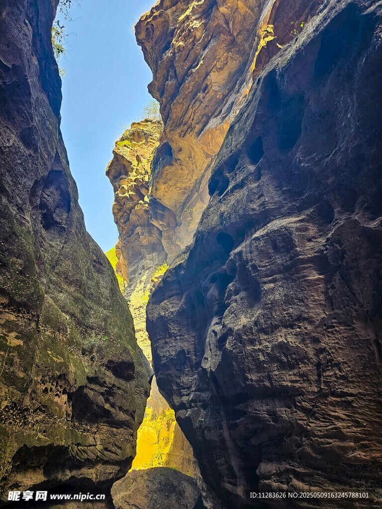 峡谷奇观 岩石缝隙间的风景
