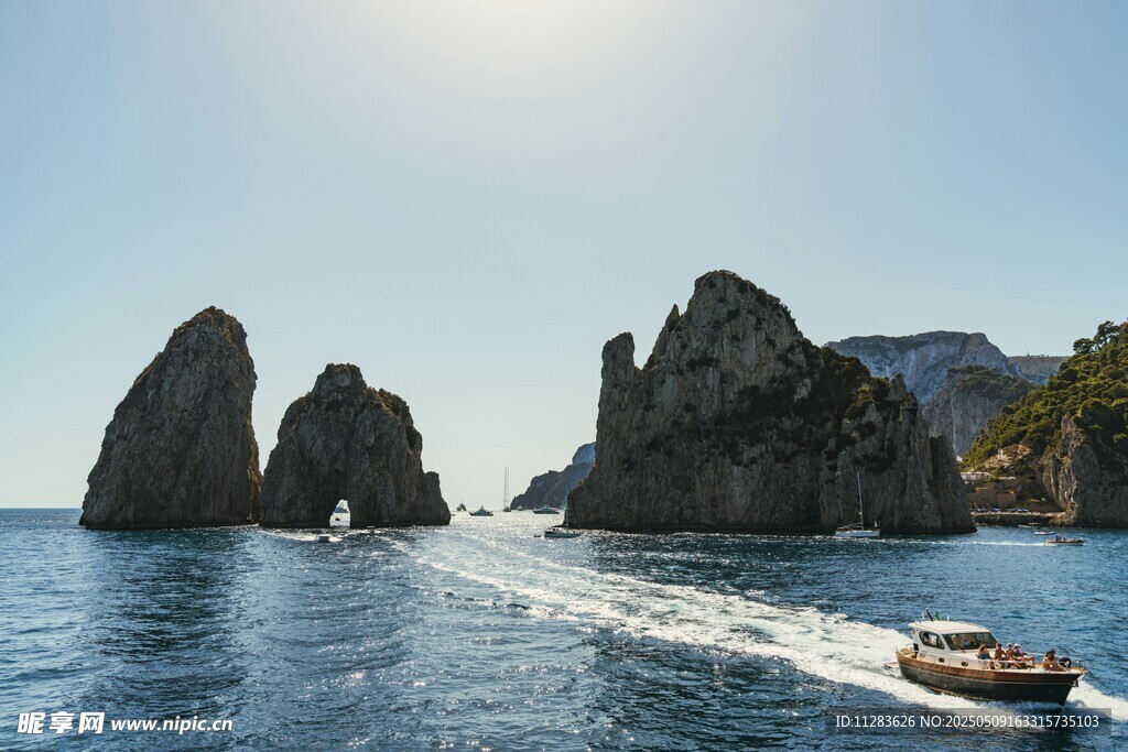 海上游船与奇特岩石景观