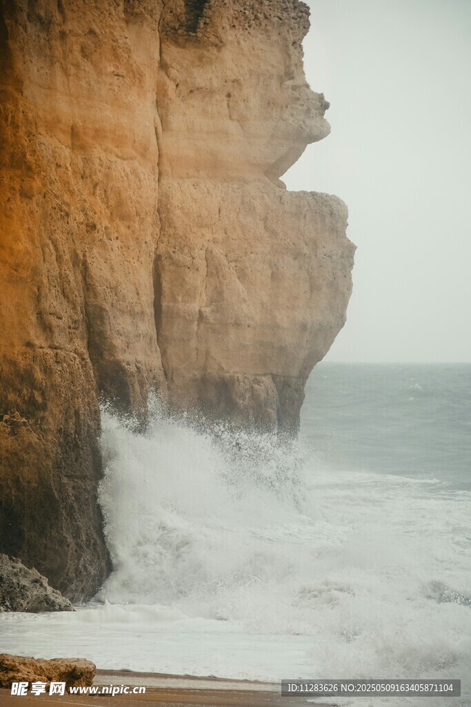 海浪拍击岸边陡峭岩石