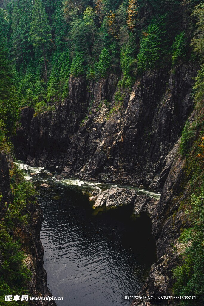 峡谷间的河流与桥梁