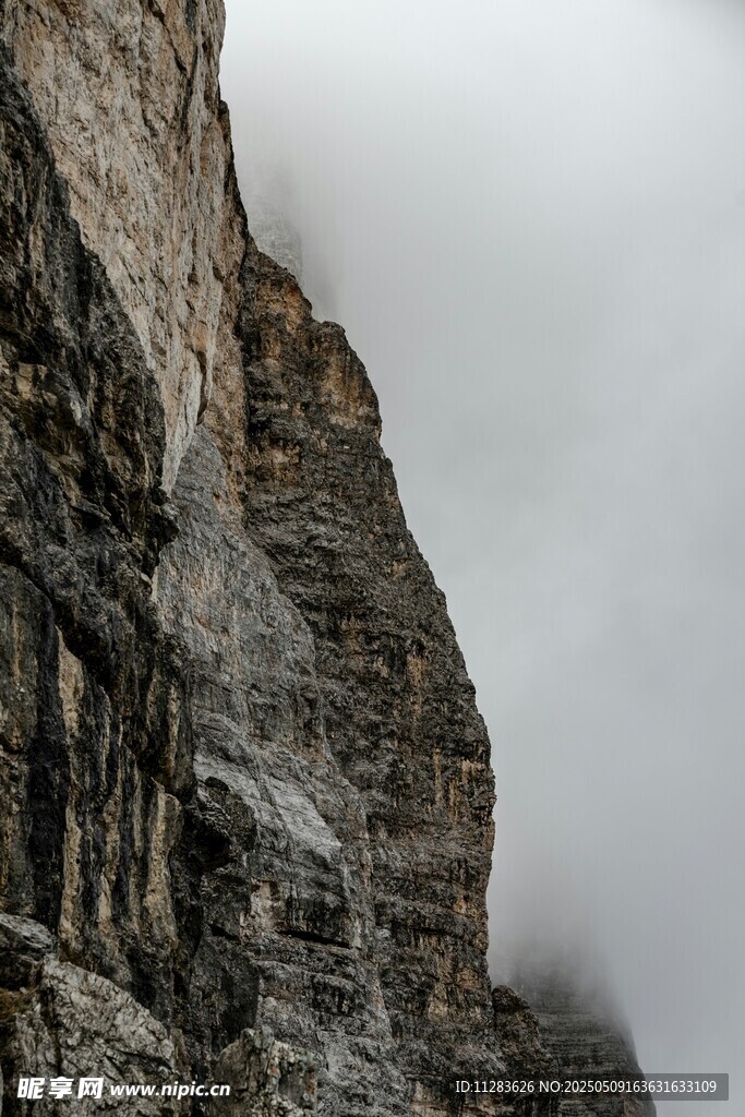 云雾缭绕的陡峭岩石山峰