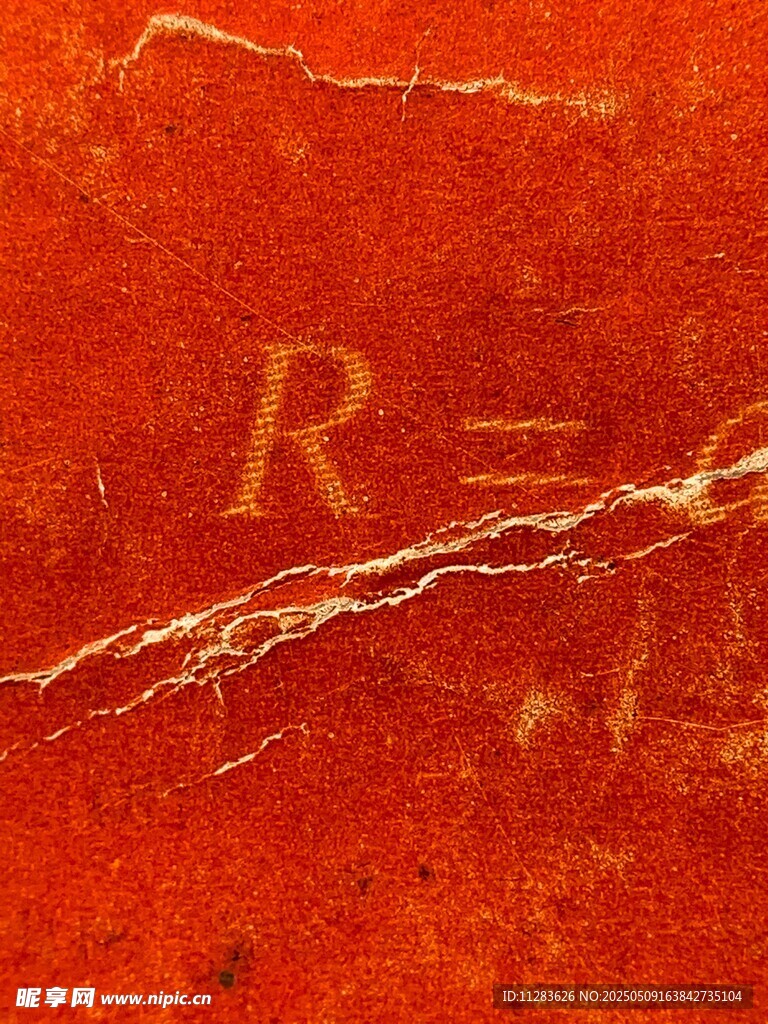 红色斑驳表面上的字母R