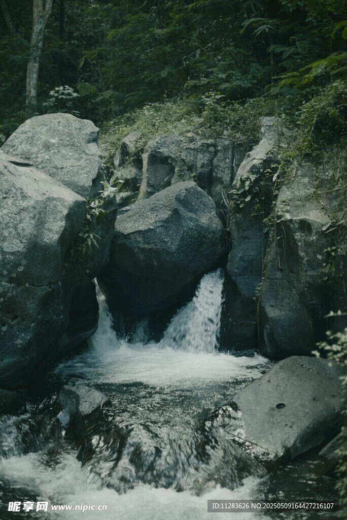 山间溪流穿石而过