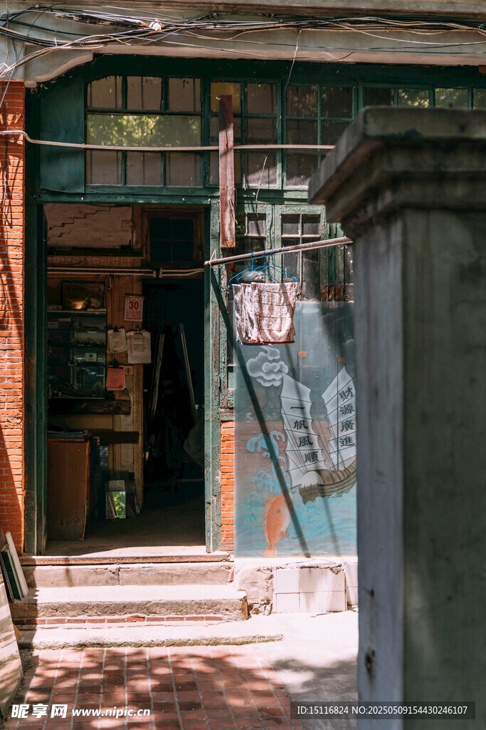 老旧门洞下的斑驳景象