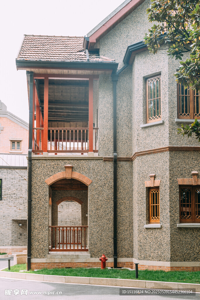 复古风格独栋灰砖建筑