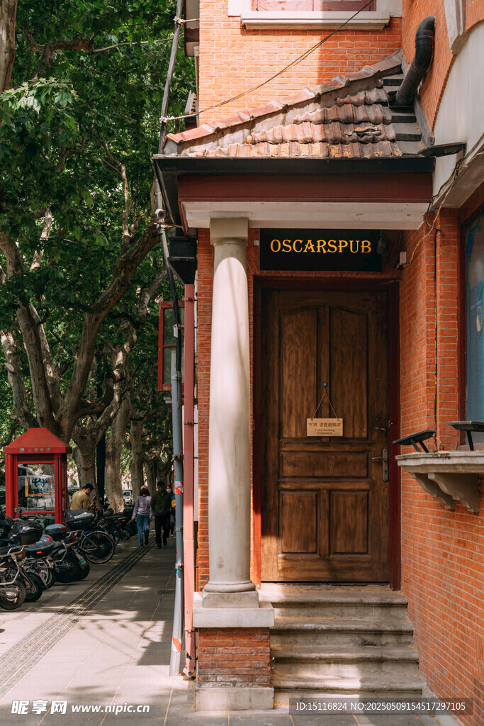 复古风格街边木质门建筑