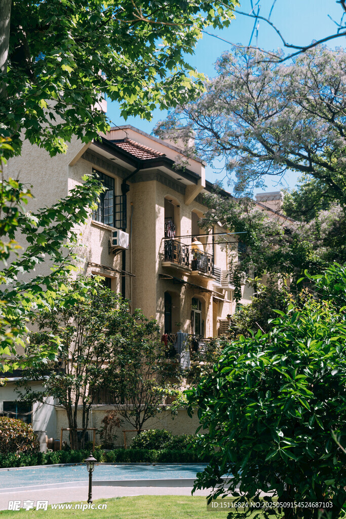 古典建筑隐于葱郁绿树间