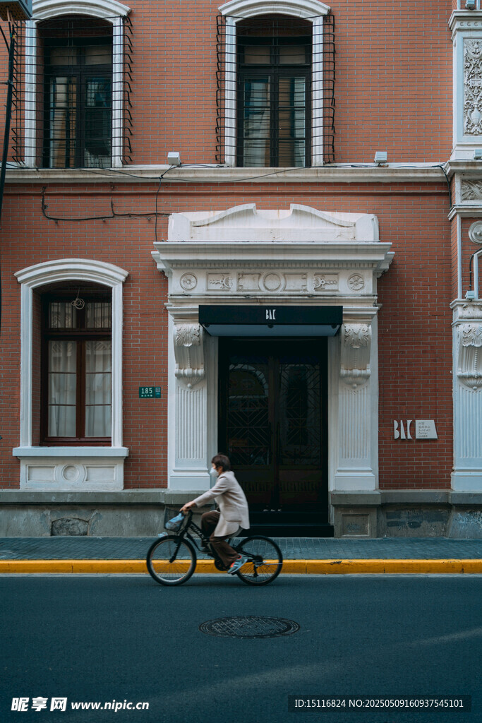 街头骑行者与复古建筑