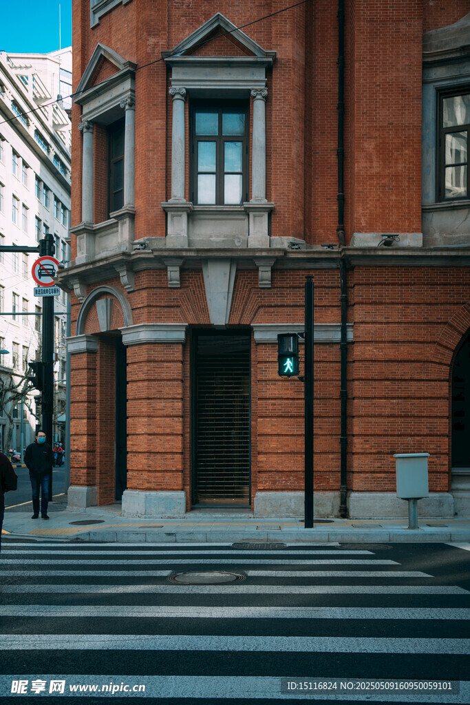 街角红砖建筑与行人景象