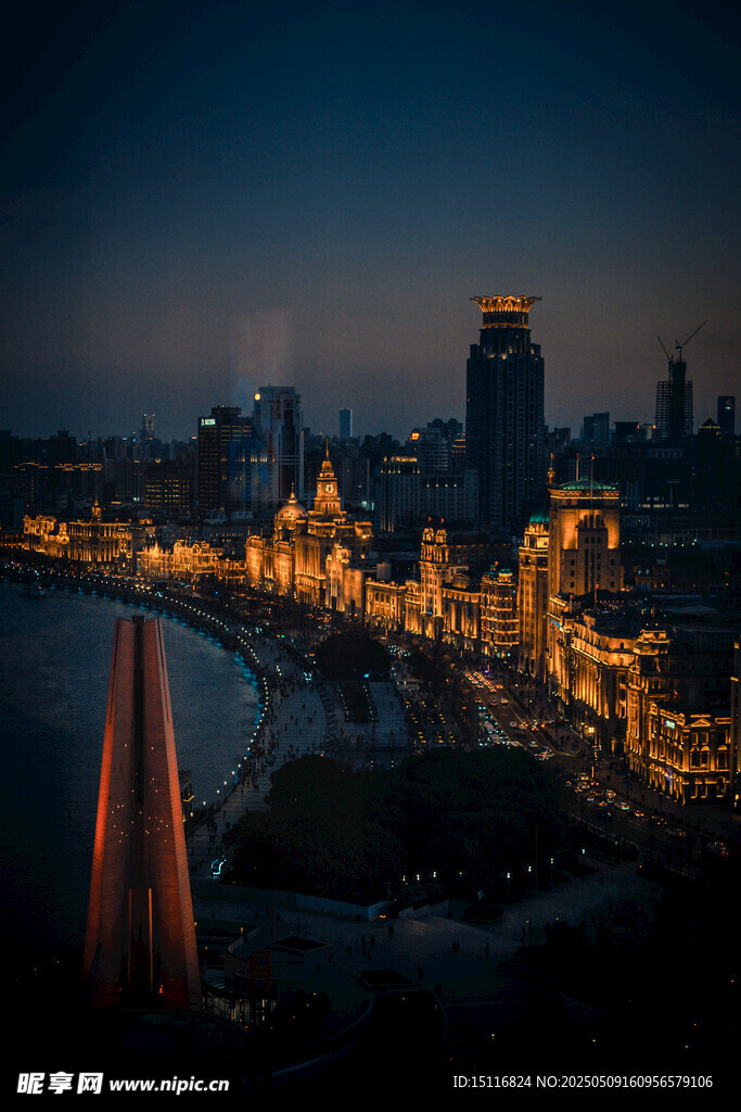 夜幕下的城市河畔风光